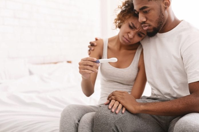 couple with negative pregnancy test result